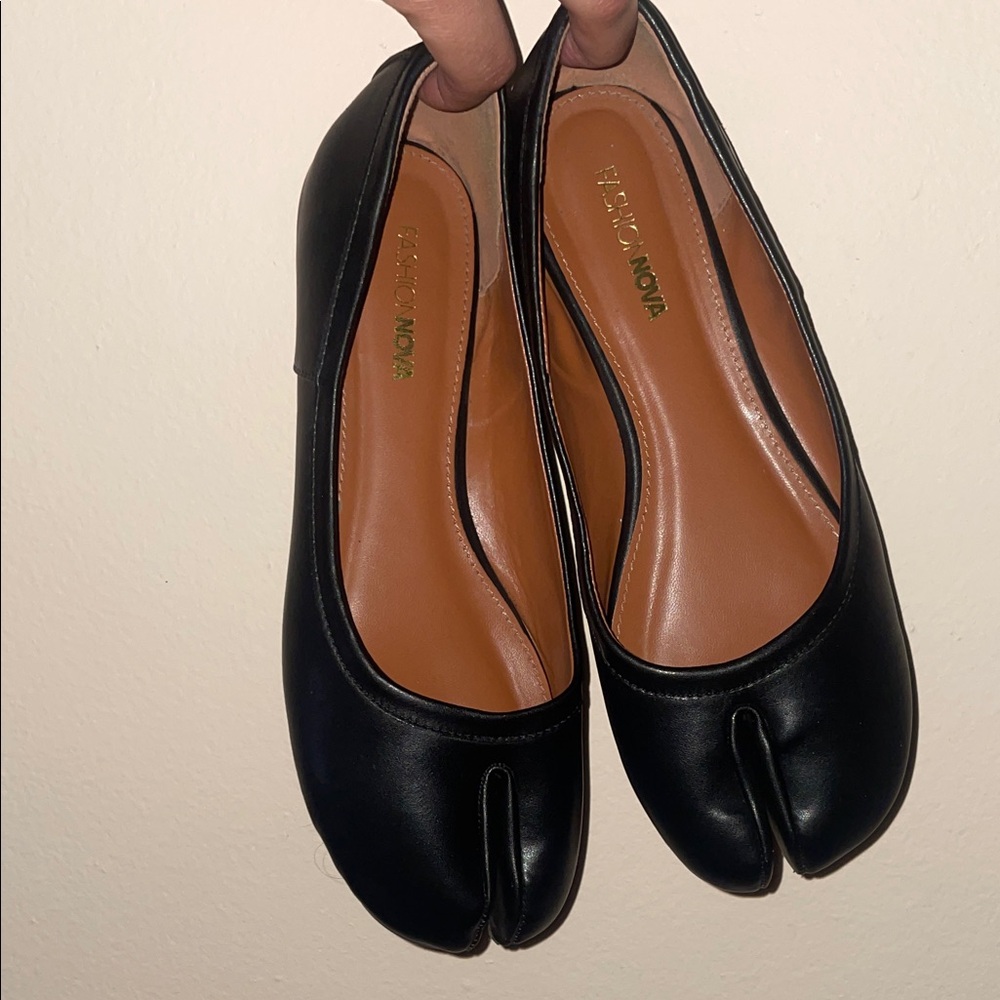 Fashion Nova Black Split-Toe Flats
